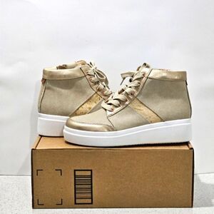 👟Yellowbox, high-top sneakers with lots of detail. Size 8.5